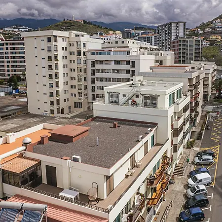 Portola Penthouse By Ymr アパート *